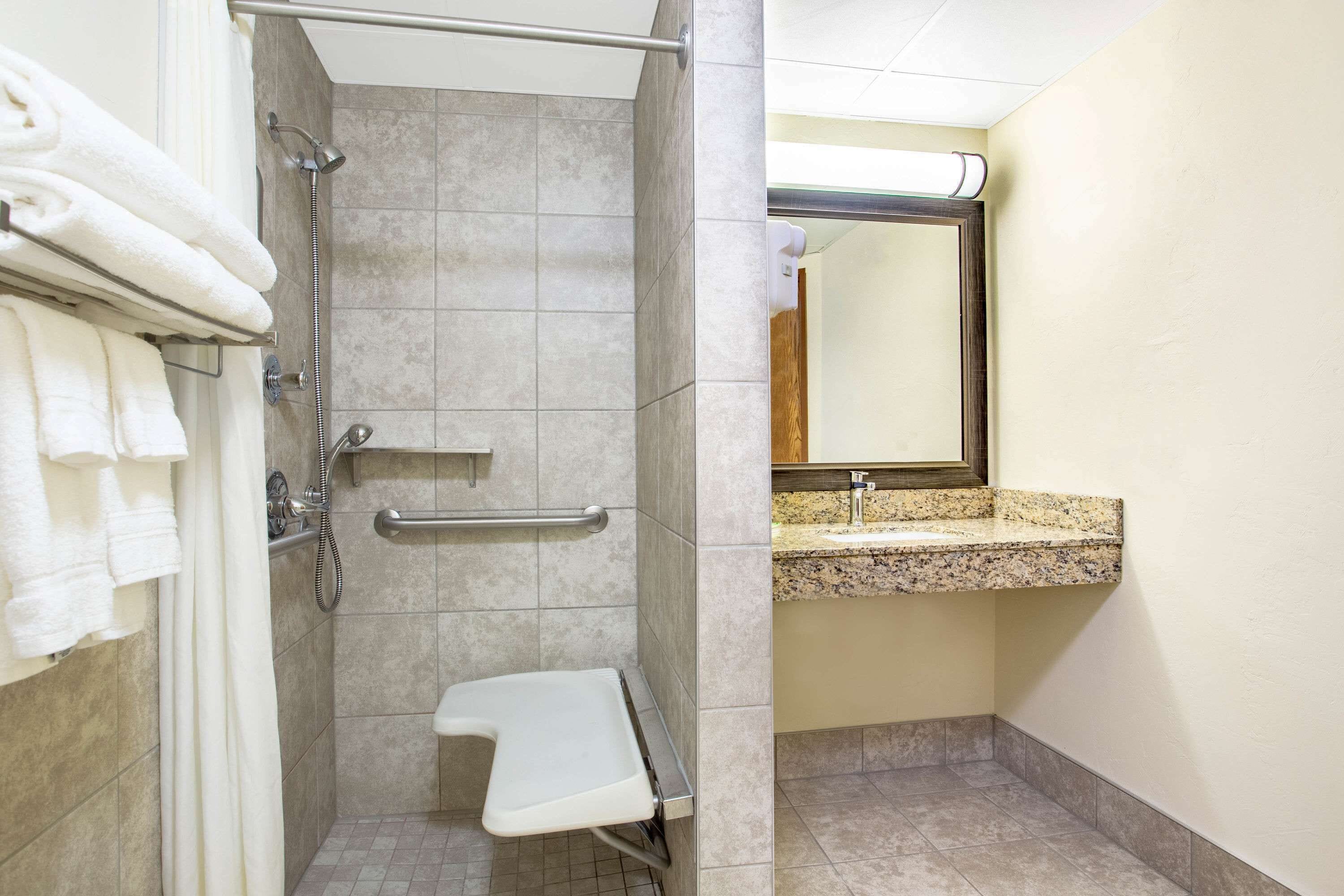 combined shower/bathtub, hair dryer, towels
