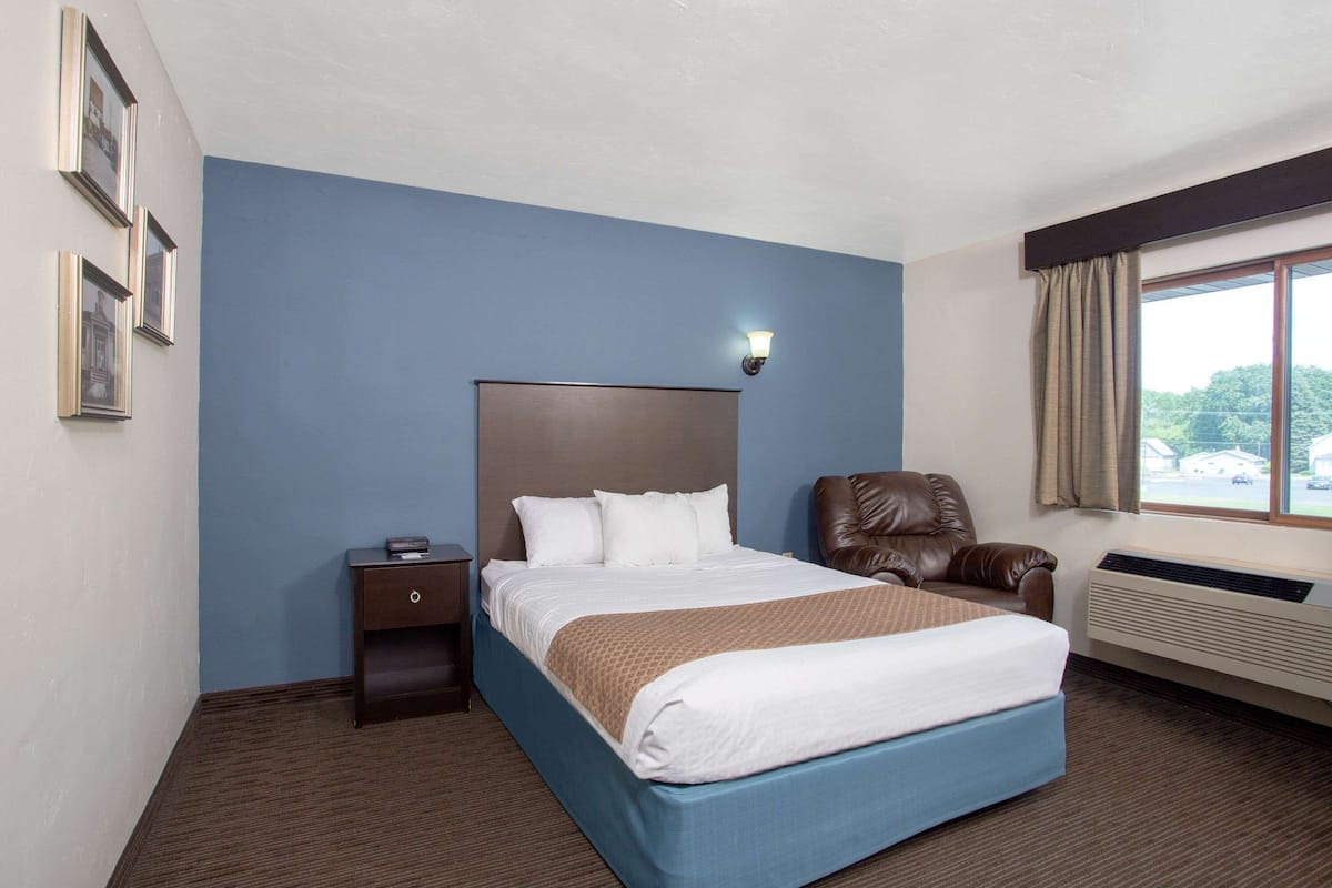 Room, 1 Queen Bed, Non Smoking | Iron/ironing board, free cots/infant beds, rollaway beds, free WiFi