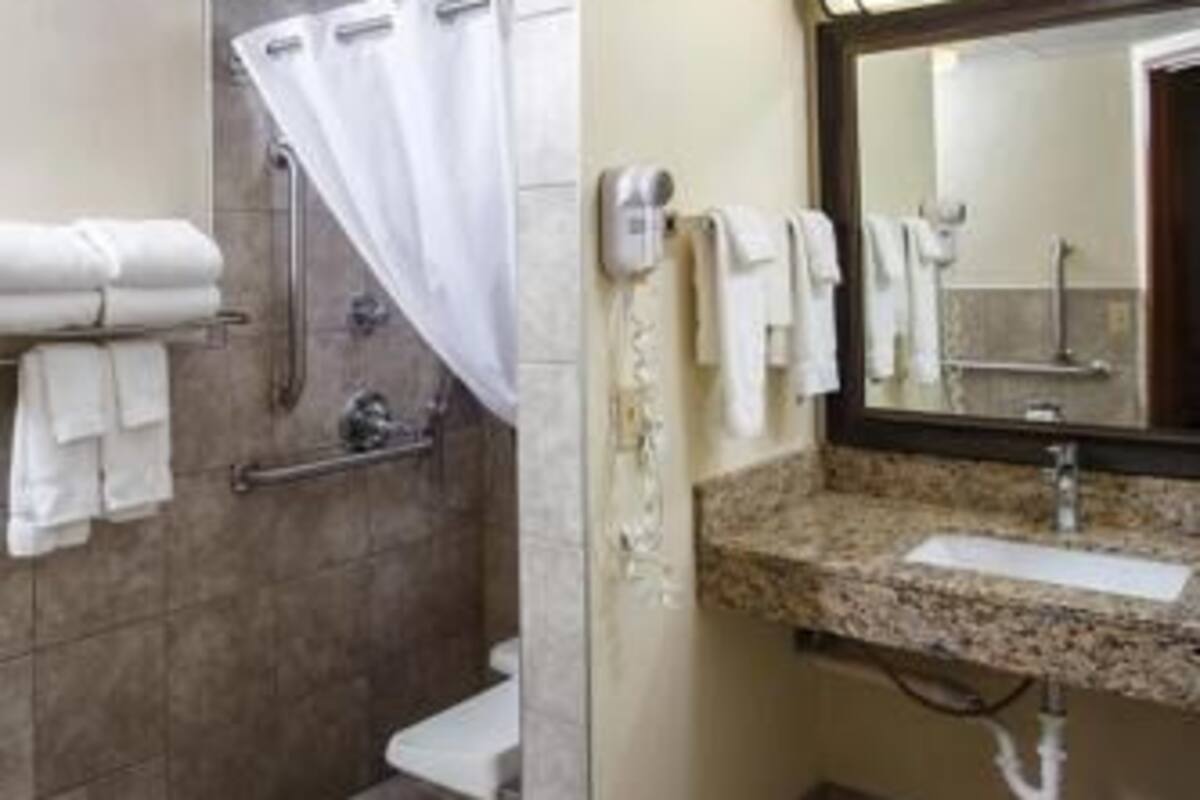 Bathroom | Combined shower/bathtub, hair dryer, towels