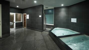 Couples treatment room(s), sauna, steam room, body treatments