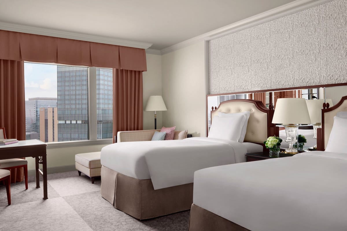 1 kamar tidur, seprai Frette Italia, selimut bulu angsa, dan minibar