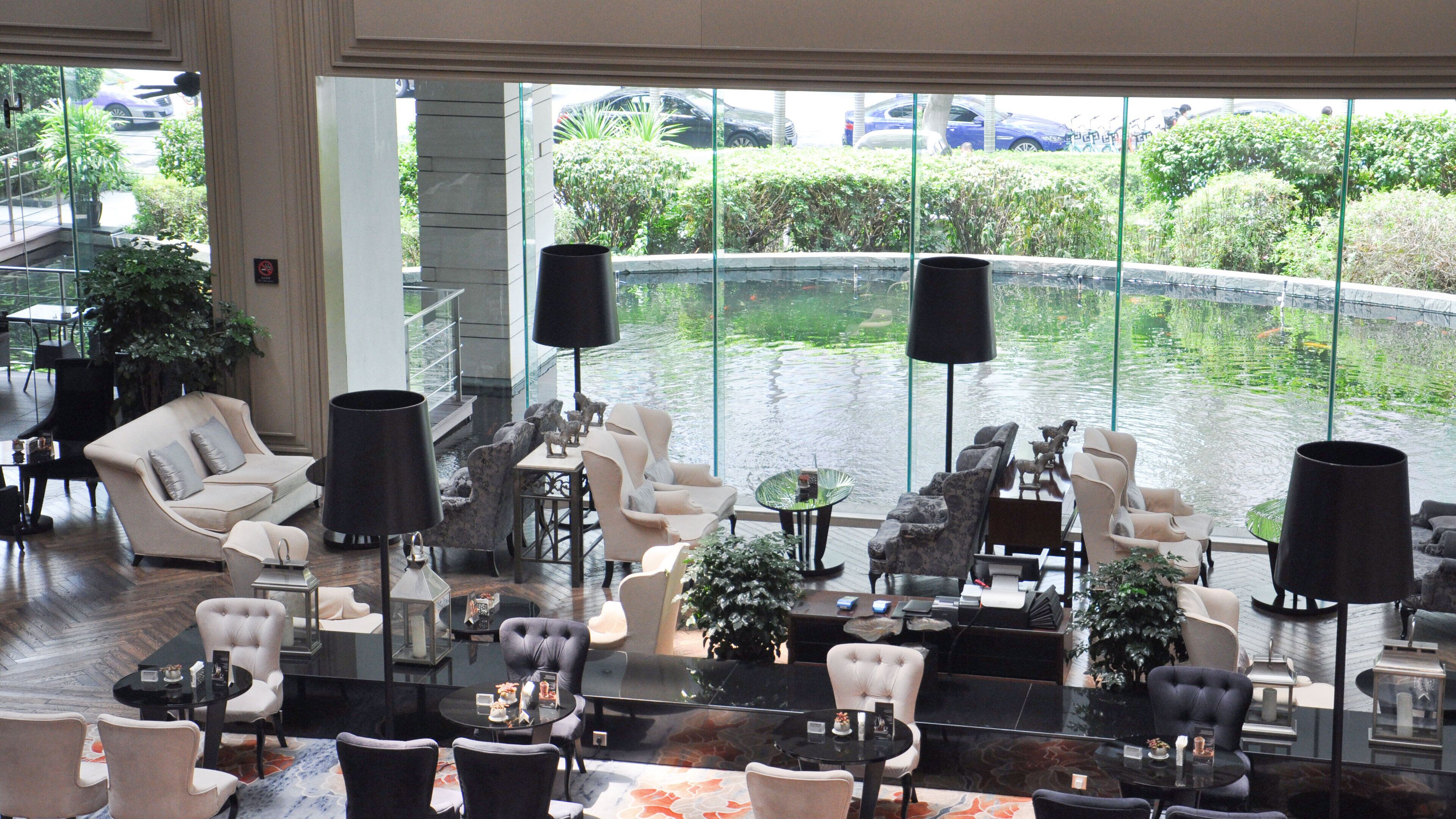 Lobby lounge