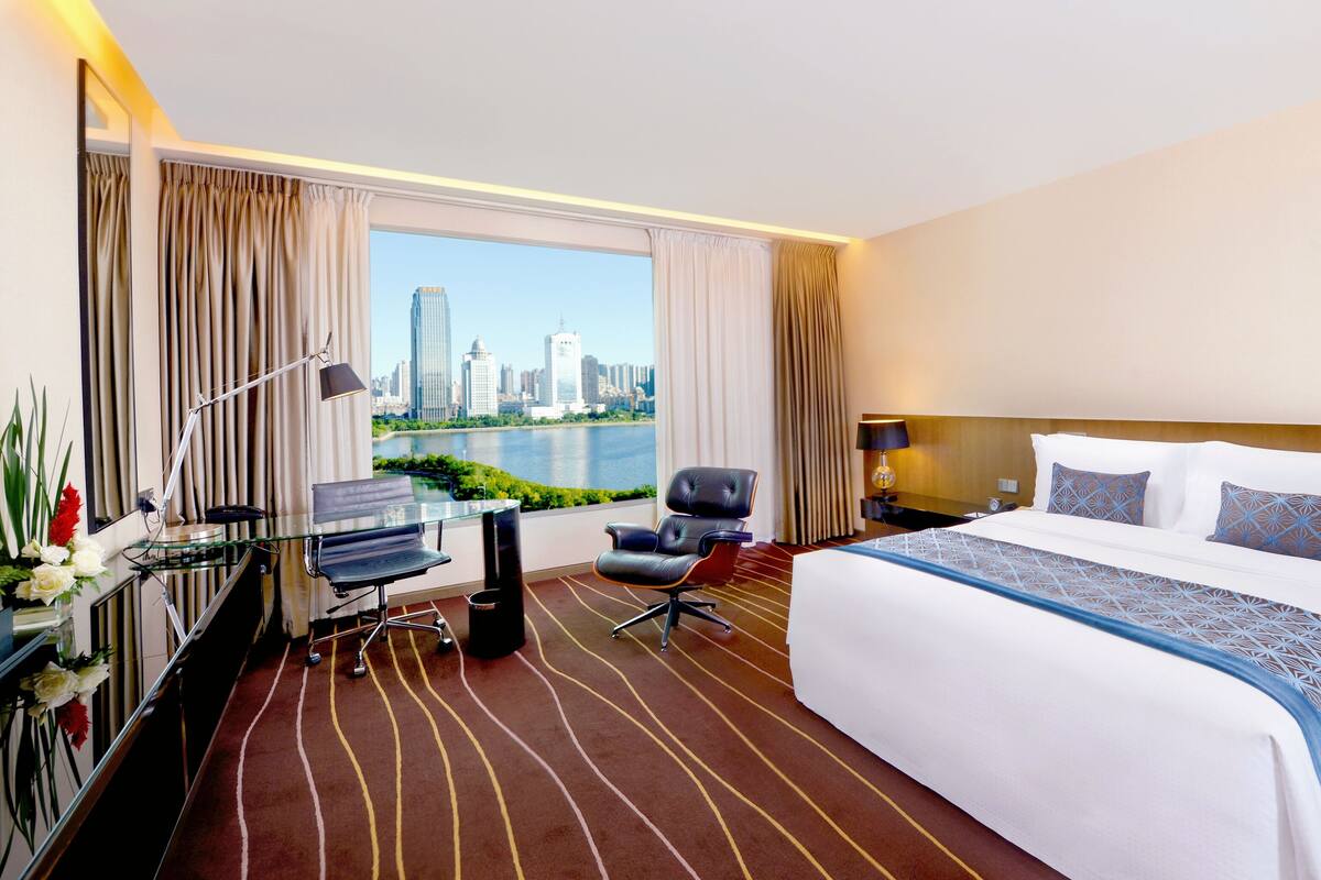 1 bedroom, premium bedding, down comforters, pillowtop beds