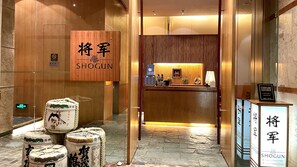 3 restaurants; breakfast, lunch and dinner served