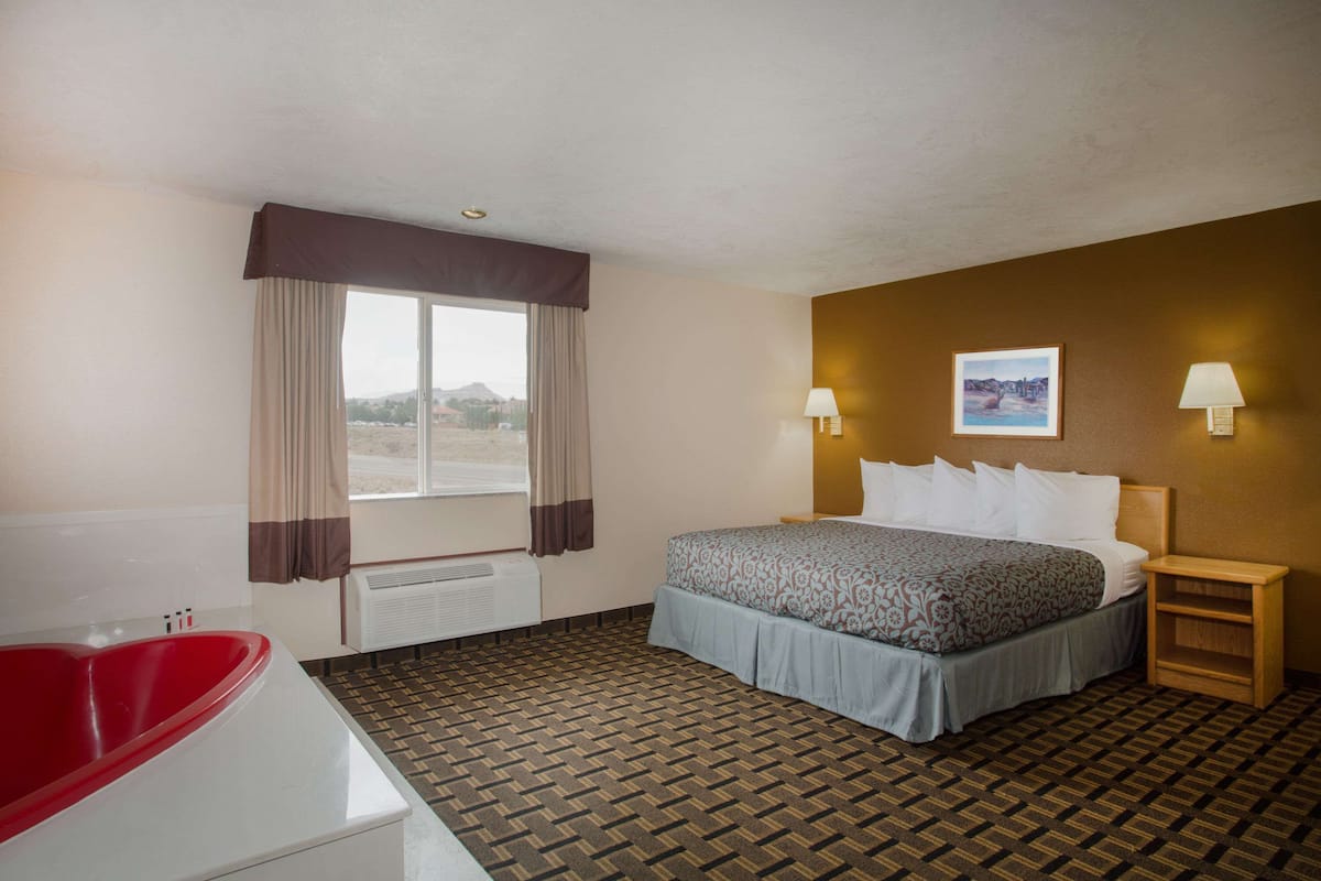 Suite, 1 letto king, non fumatori | Una scrivania, Wi-Fi gratuito, lenzuola