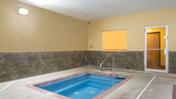 Una piscina cubierta