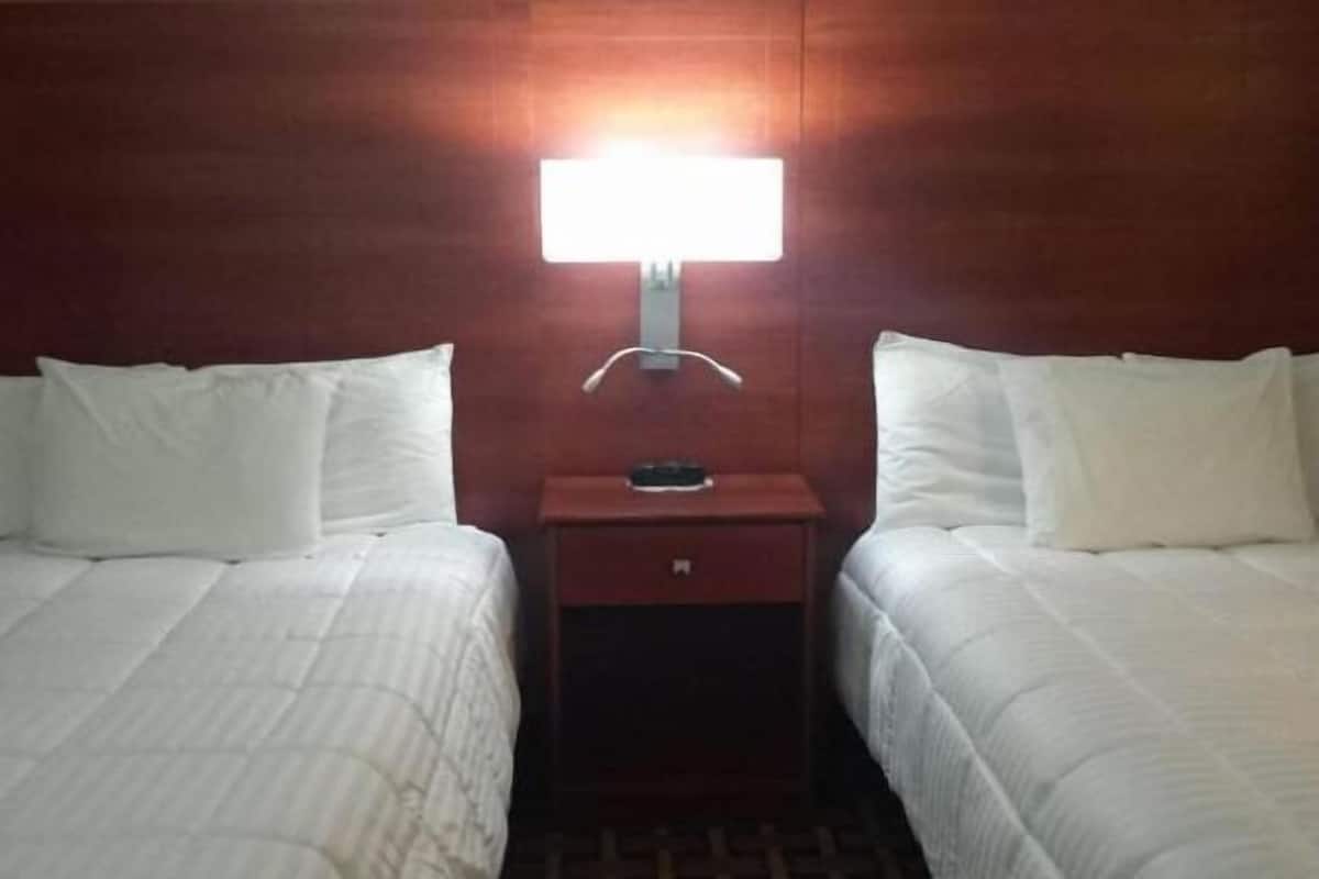 Escritorio, tabla de planchar con plancha, wifi gratis y ropa de cama