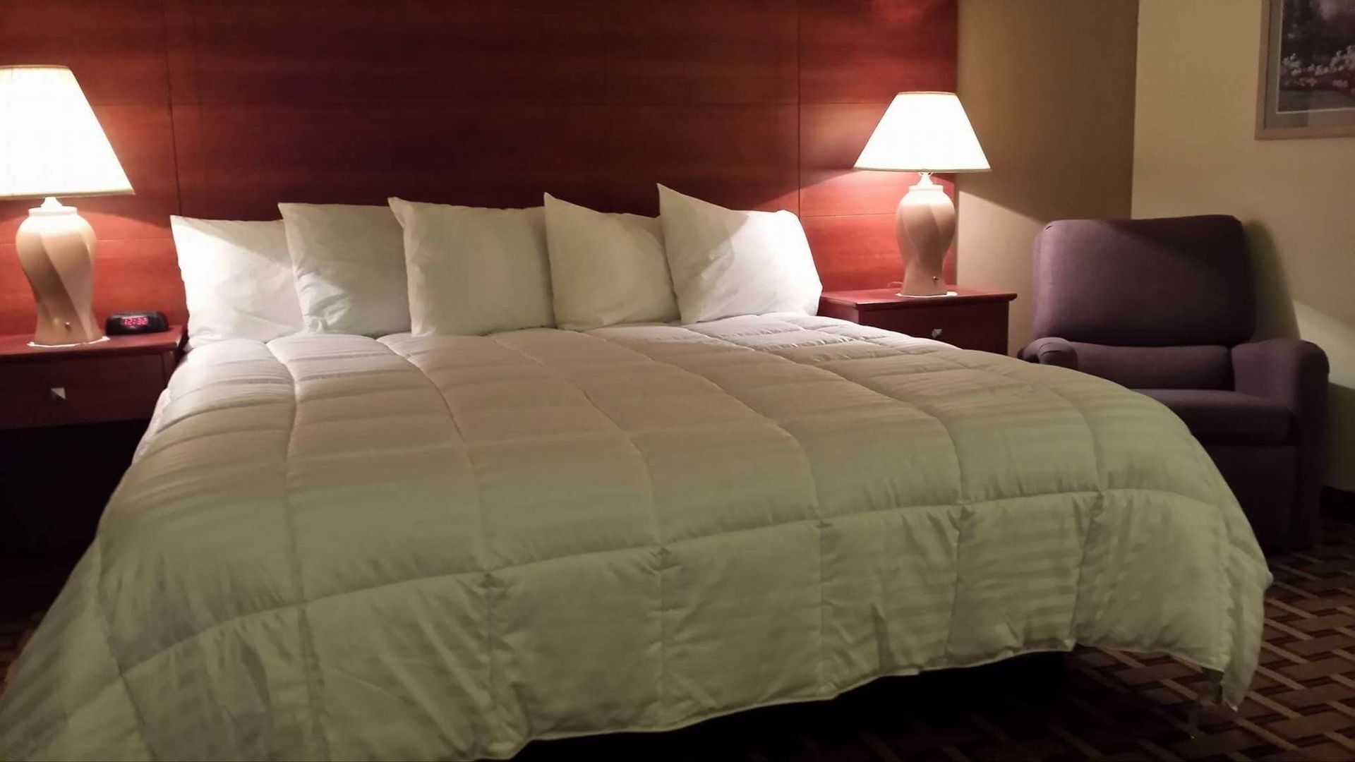 Bureau, fer et planche à repasser, Wi-Fi gratuit, draps fournis