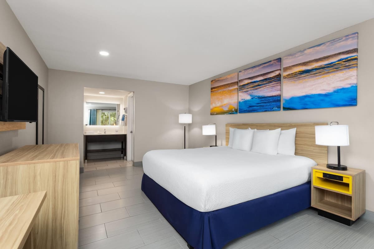 Standard Room, 1 King Bed, Non Smoking | Desk, laptop workspace, blackout curtains, iron/ironing board