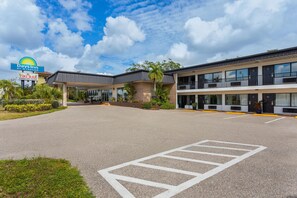 A Days Inn by Wyndham with a Tiki Bar, a covered outdoor area, and a parking lot. - Days Inn by Wyndham Fort Myers Springs Resort (Fort Myers)