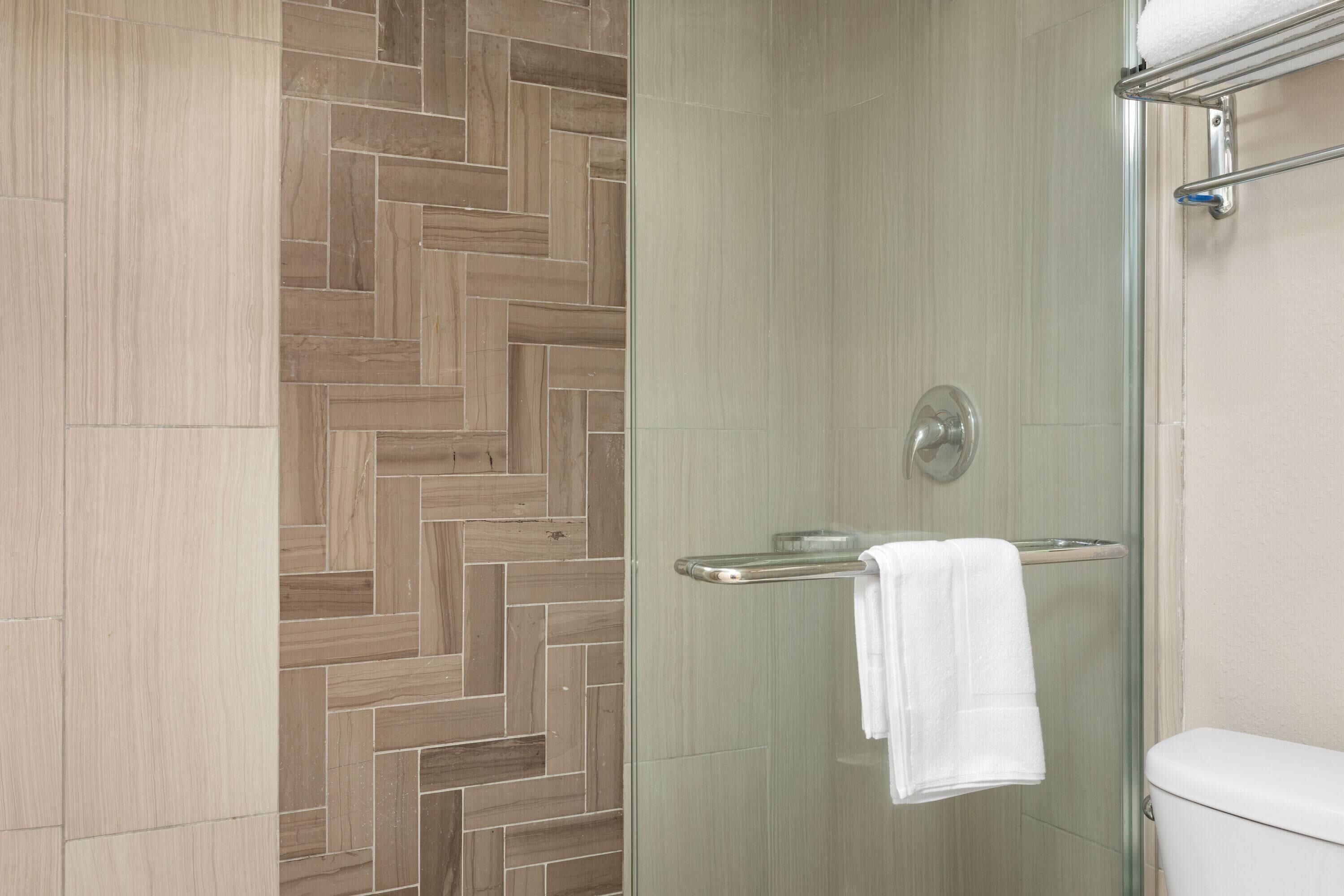 Combined shower/bathtub, free toiletries, hair dryer, towels