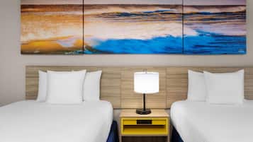 Habitación, 2 camas matrimoniales, con acceso para personas discapacitadas, para no fumadores | Escritorio, espacio para trabajar con laptop y cortinas blackout