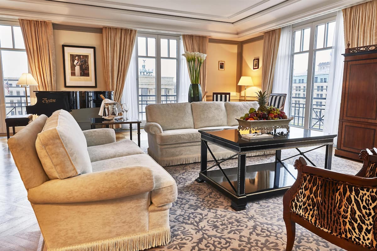 Royal Suite | Living area | Flat-screen TV