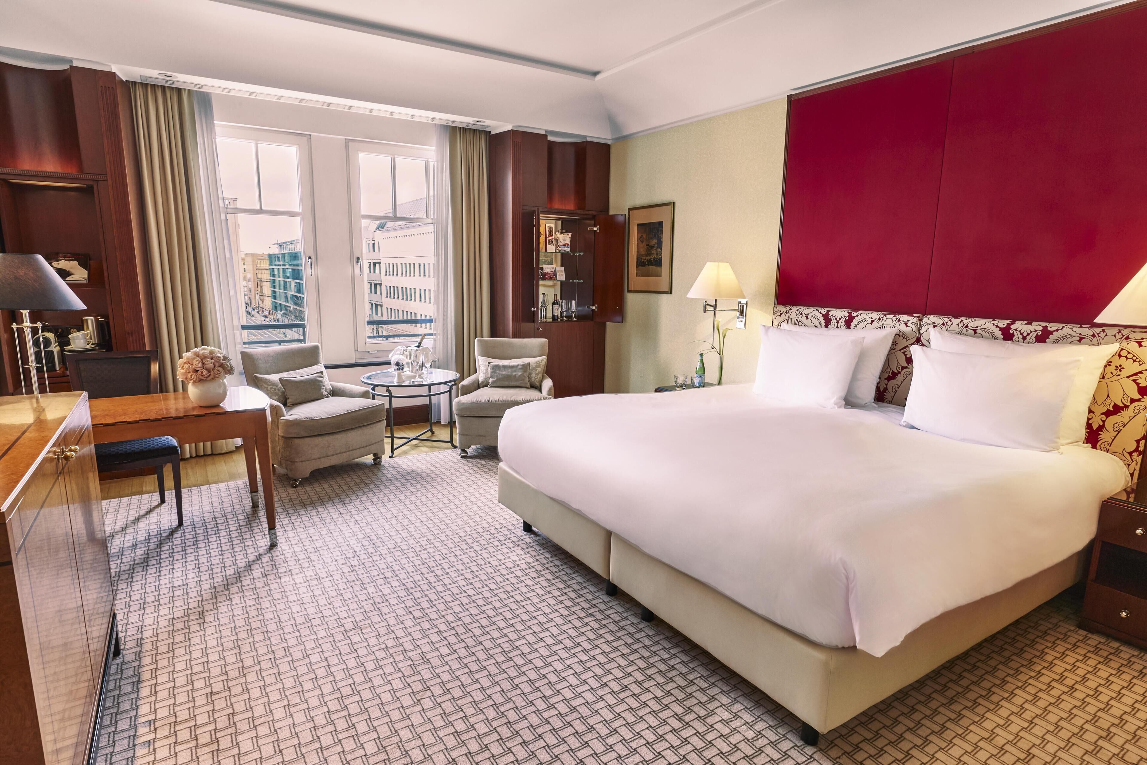 Superior Deluxe Zimmer (Unter den Linden Blick) | Premium bedding, minibar, in-room safe, individually decorated