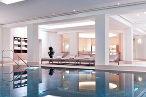 Una piscina cubierta