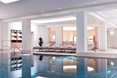 Piscina interna. Hotel Adlon Kempinski