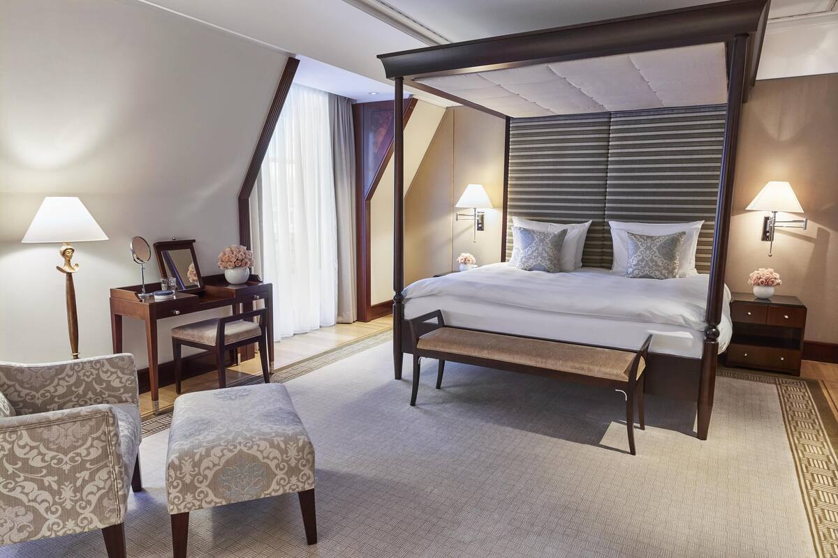 Brandenburger Tor Deluxe Suite | 高档床上用品、迷你吧、客房内保险箱、办公桌