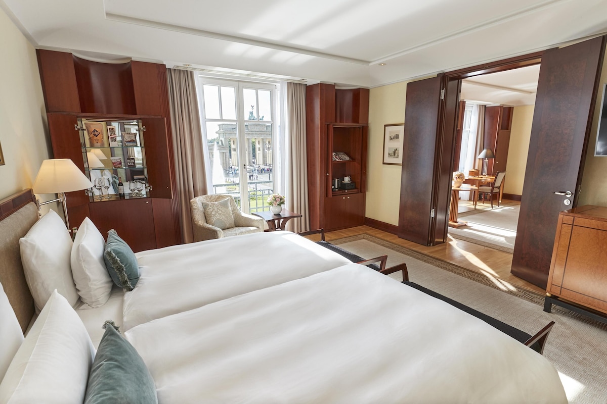 Pariser Platz Suite | 高級寝具、ミニバー、セーフティボックス (室内)、デスク