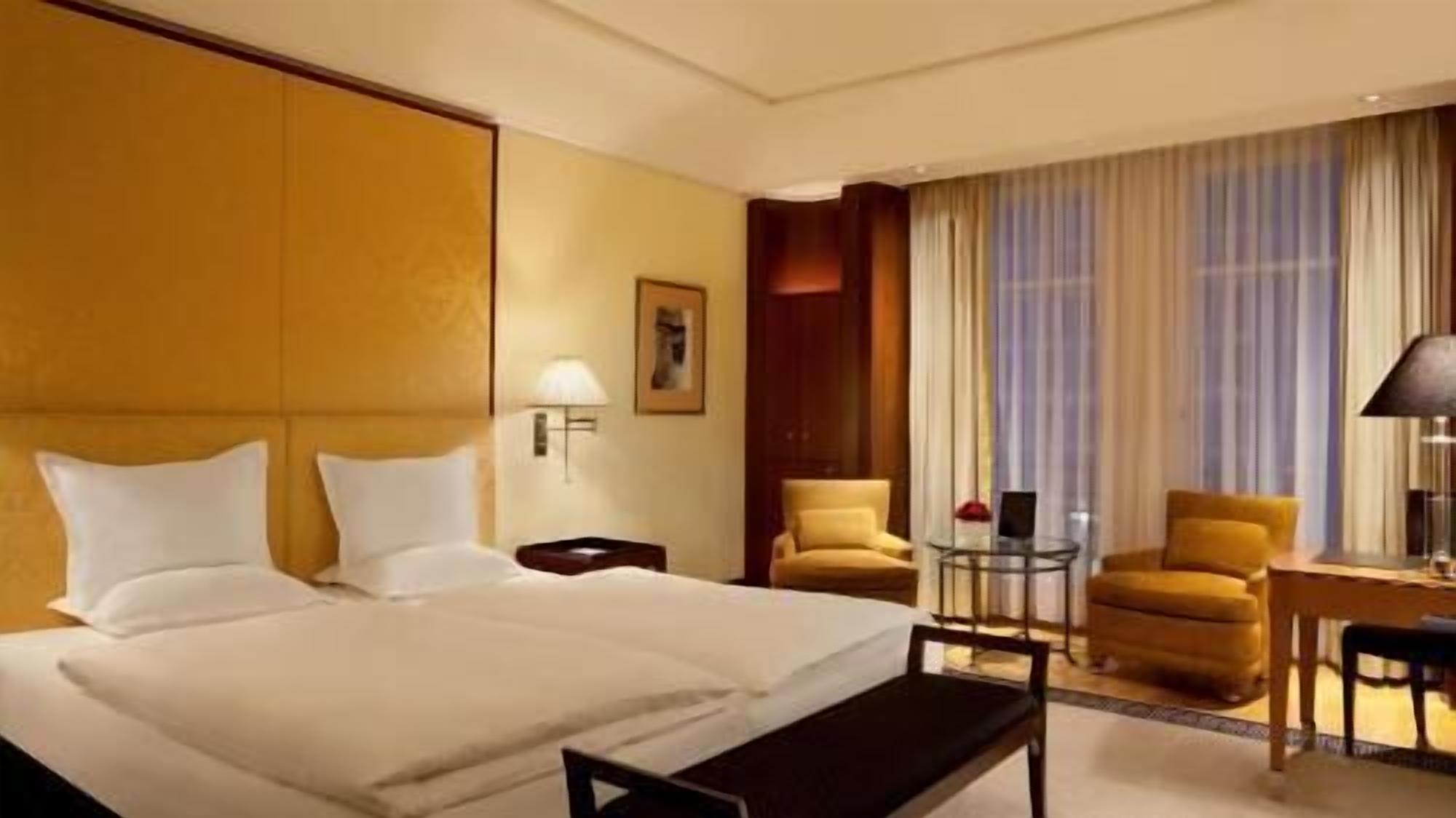 Ropa de cama de alta calidad y minibar 