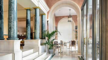 3 restaurants, lunch, dinner served; French cuisine