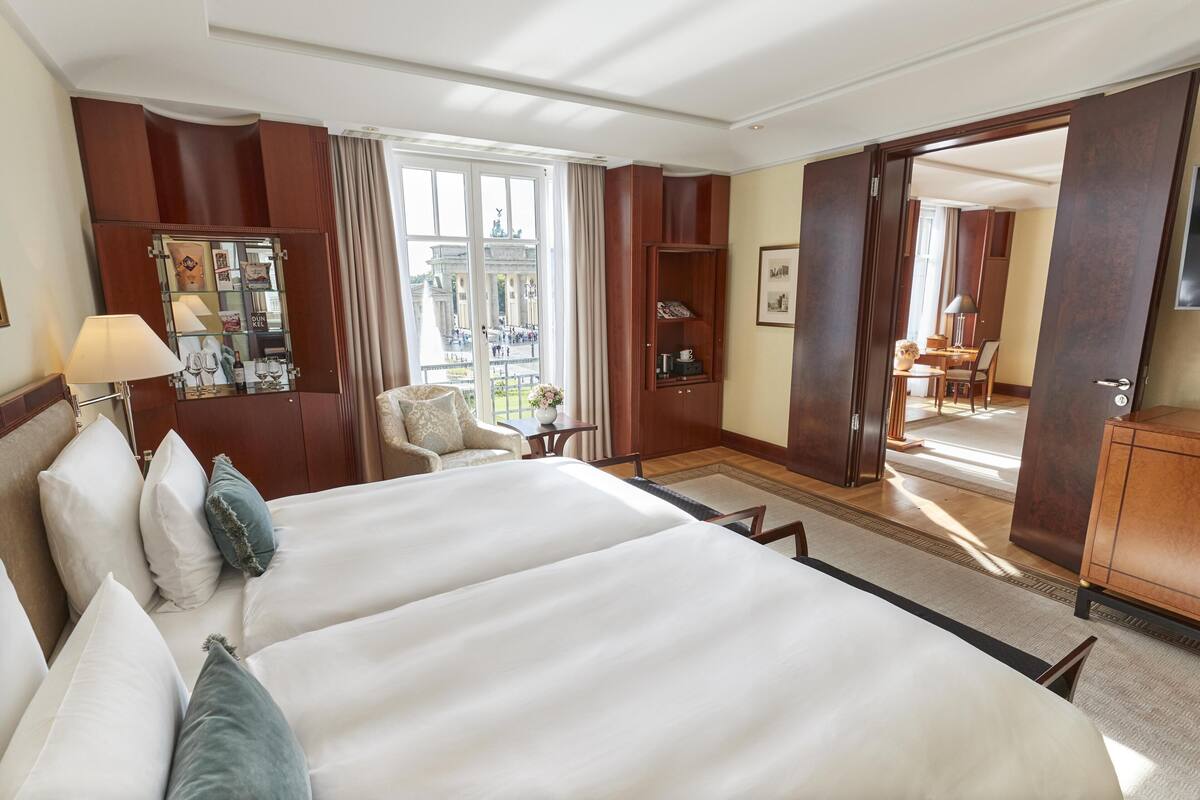 Pariser Platz Suite | 高档床上用品、迷你吧、客房内保险箱、办公桌