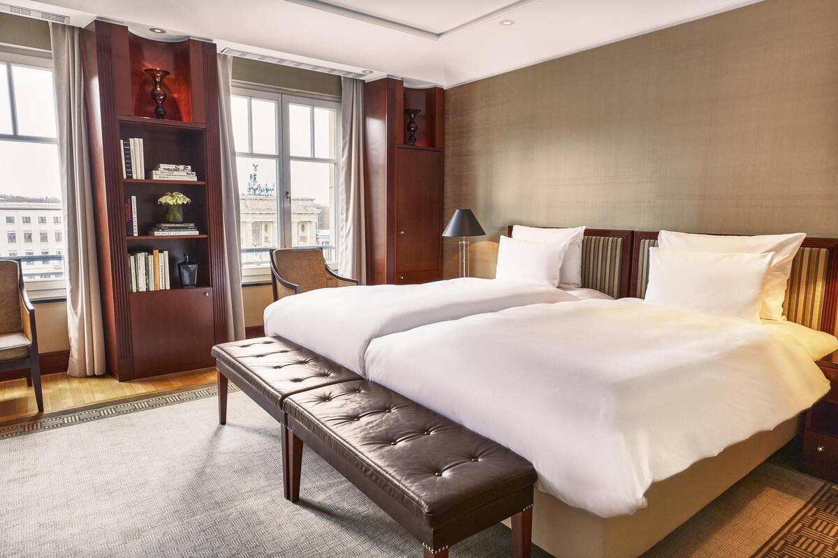 Adlon Deluxe Suite | 高档床上用品、迷你吧、客房内保险箱、办公桌