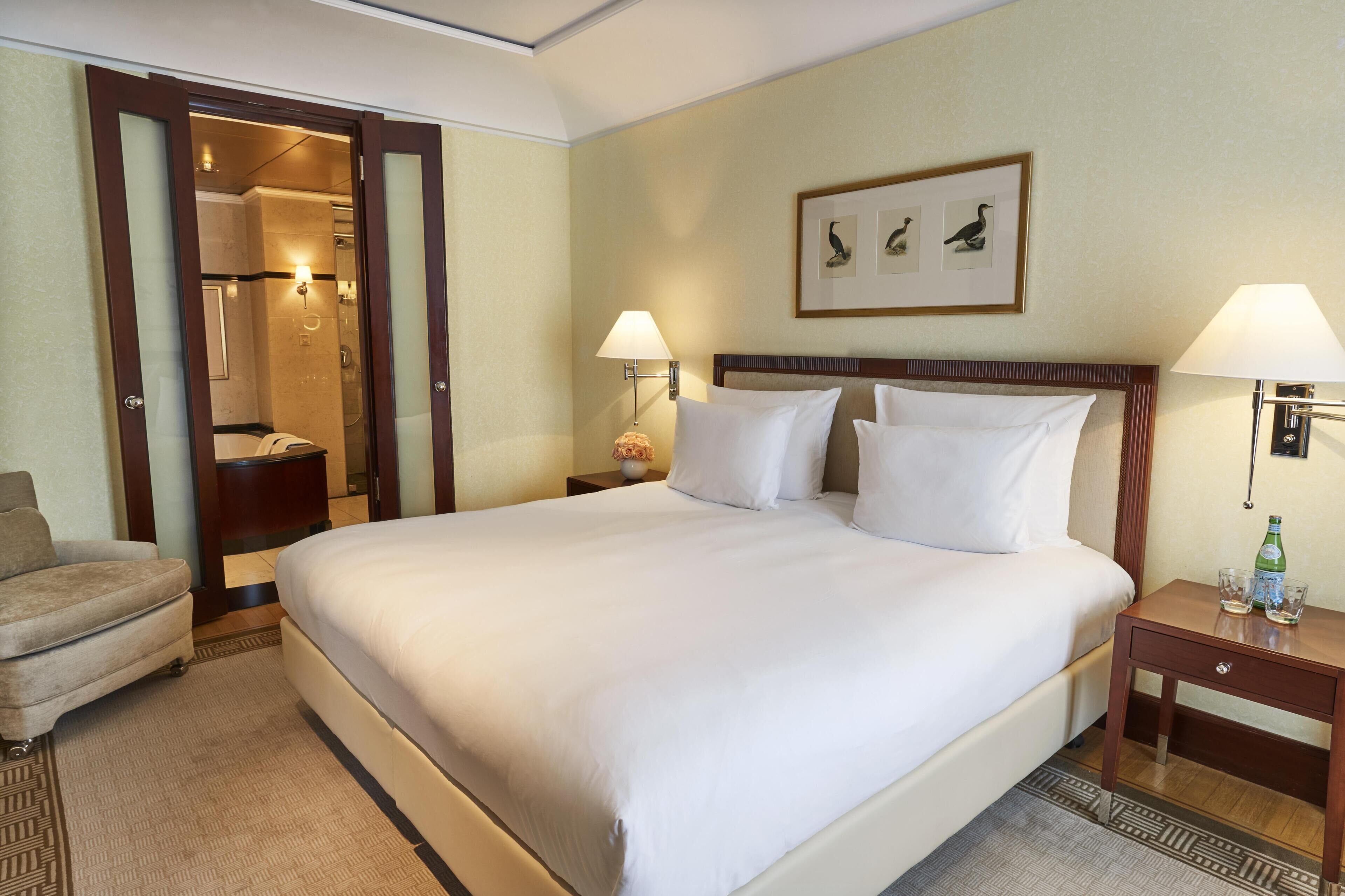 Executive Suite | Premium bedding, minibar, in-room safe, individually decorated
