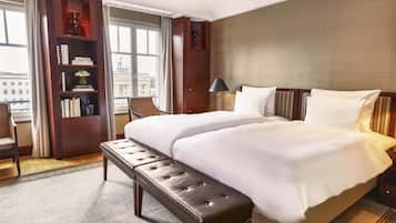 Adlon Deluxe Suite | Hochwertige Bettwaren, Minibar, Zimmersafe, individuell dekoriert