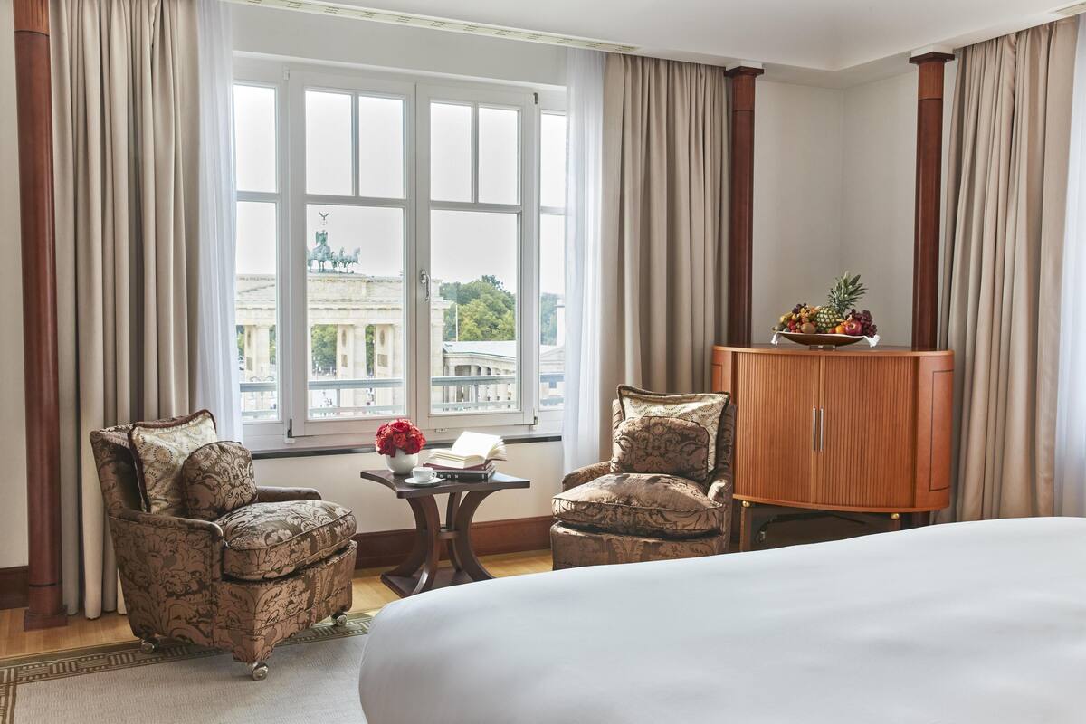 Brandenburger Tor Suite | 高档床上用品、迷你吧、客房内保险箱、办公桌