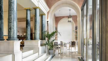 3 restaurants, lunch, dinner served; French cuisine