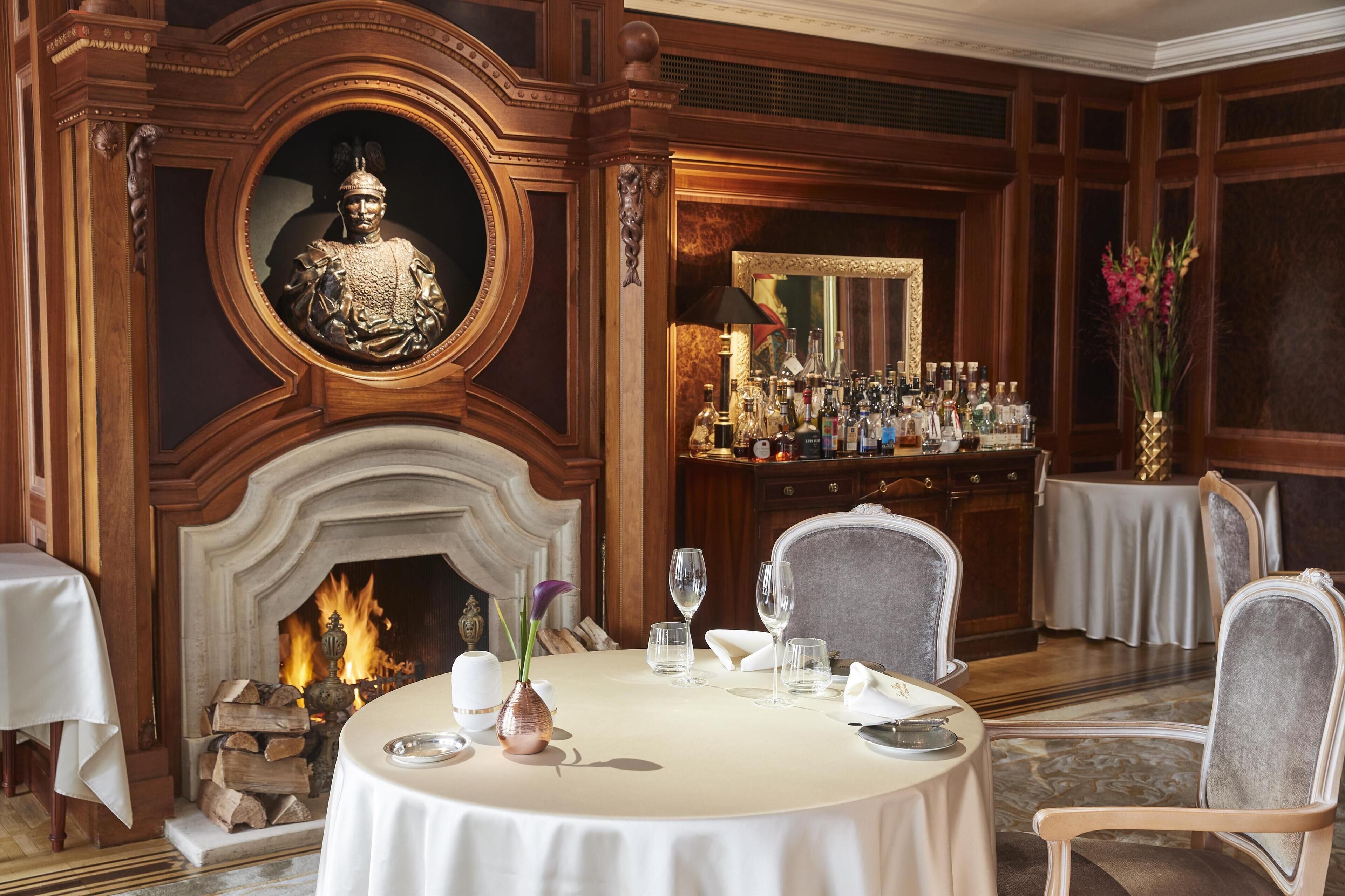 3 restaurants, lunch, dinner served; french cuisine