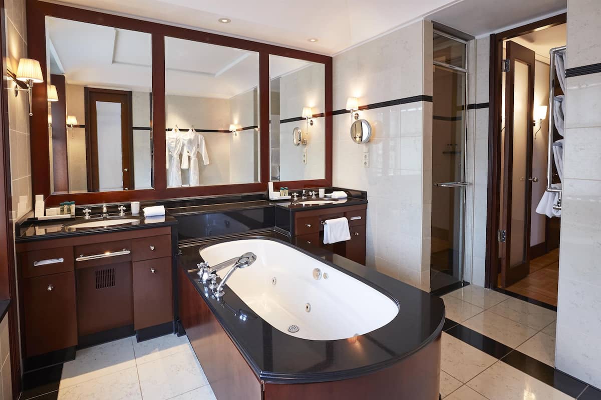 suite (brandenburg gate) | 1 bedroom, premium bedding, minibar, in-room safe