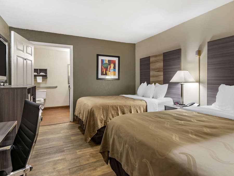 Escritorio y espacio para trabajar con un portátil