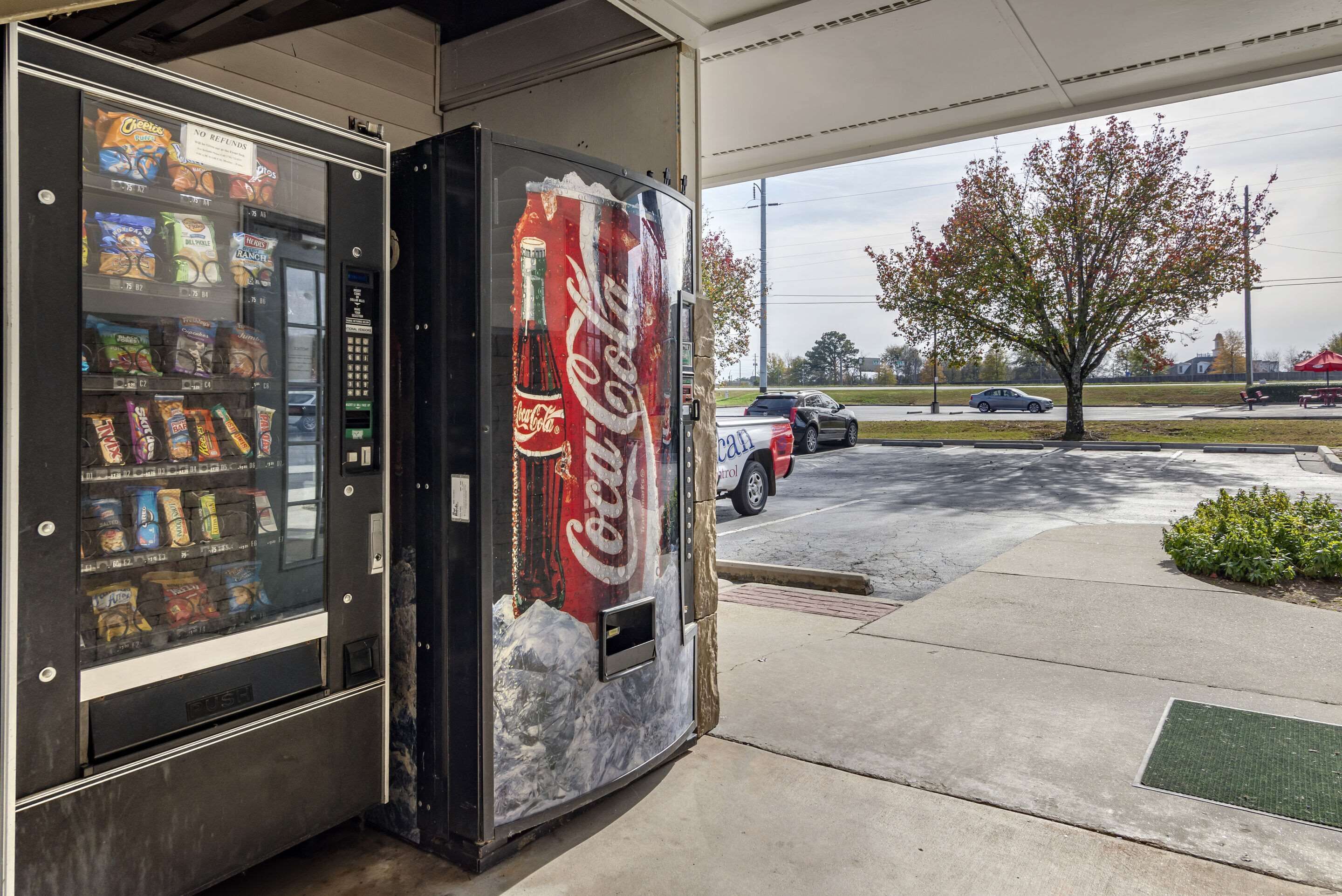 Máquina de vendas automática com snacks e máquina da Coca-Cola.