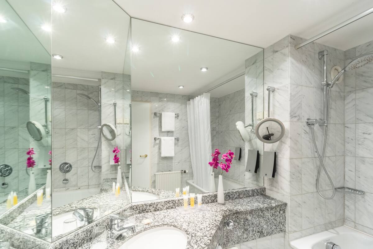 Bathtub, hair dryer, towels