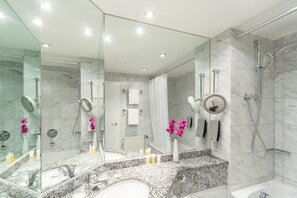 Bathtub, hair dryer, towels - Arcadia Dusseldorf (Erkrath)