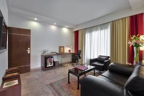 Suite | Living area | TV, fireplace