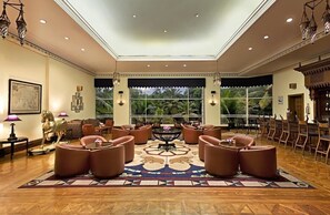 2 restaurantes, se sirven desayunos, comidas y cocina internacional