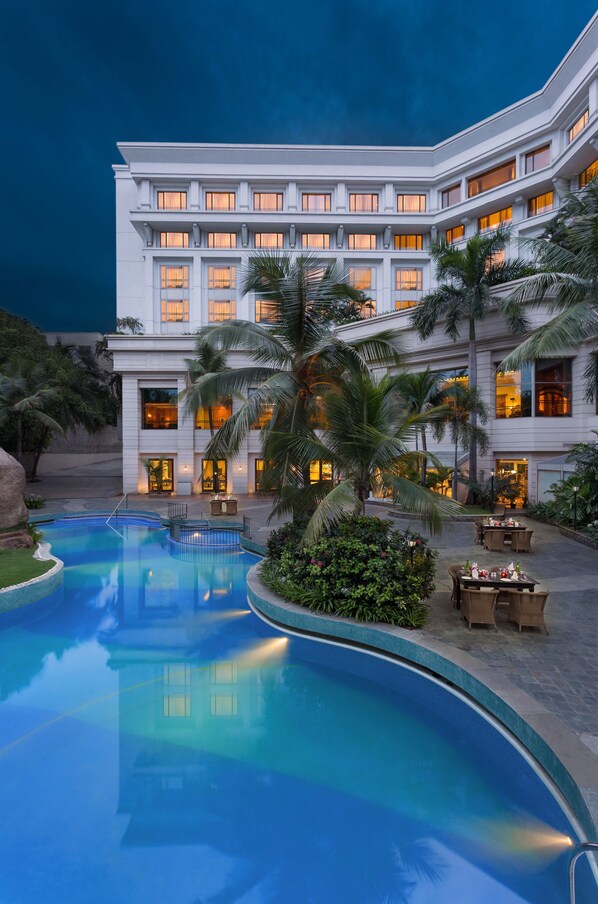 Outdoor pool, sun loungers - ITC Kakatiya, a Luxury Collection Hotel, Hyderabad (Hyderabad)