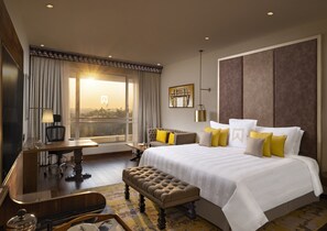 Chambre Club, dans la tour | Coffre-fort, bureau, rideaux d’obscurcissement