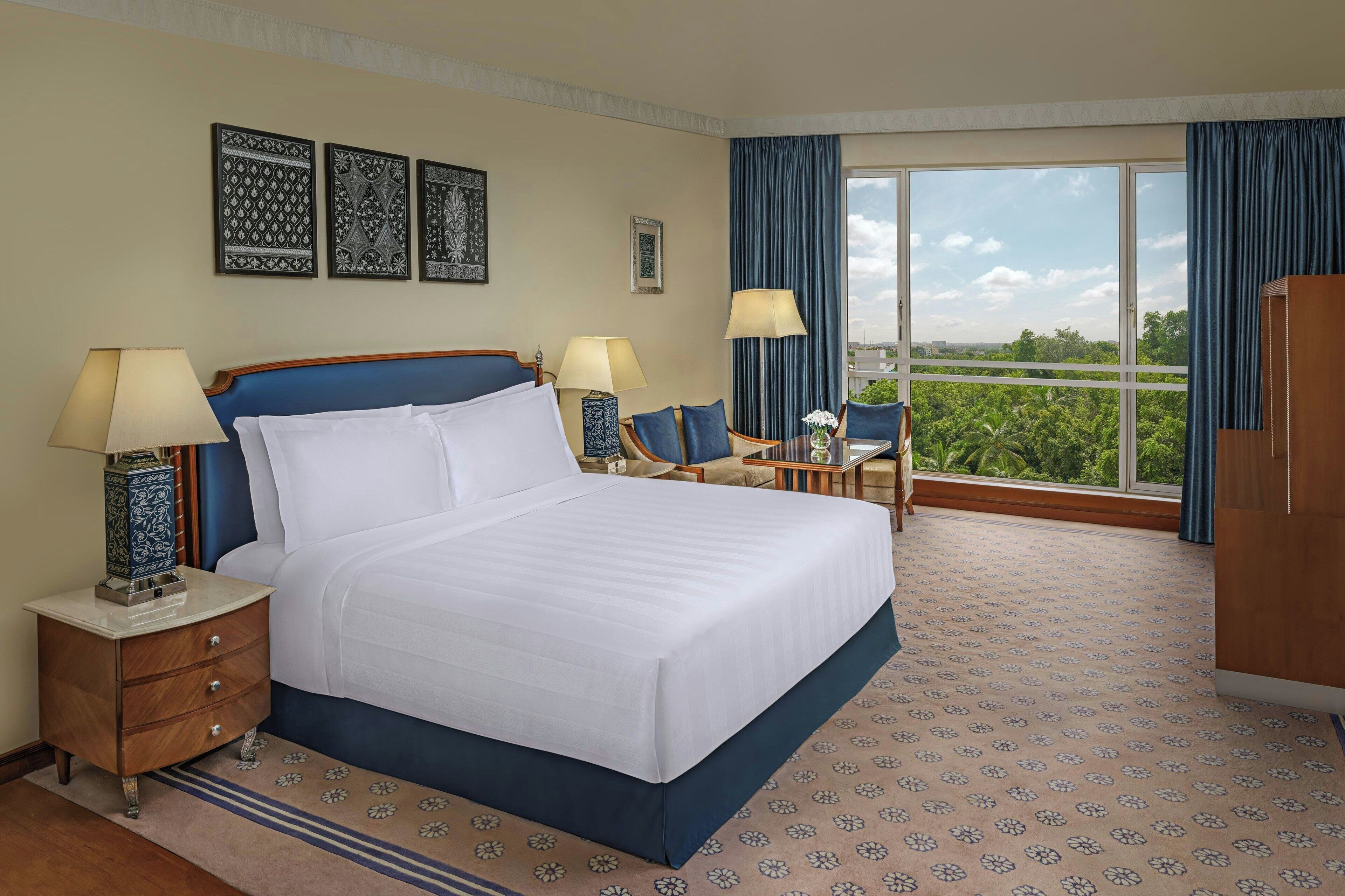 Club Room, 1 King Bed, City View | In-room safe, desk, blackout drapes, iron/ironing board