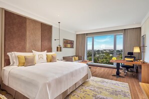 Habitación Club, torre | Caja de seguridad en la habitación, escritorio y cortinas blackout 