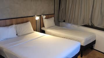 Escritorio, wifi gratis y ropa de cama