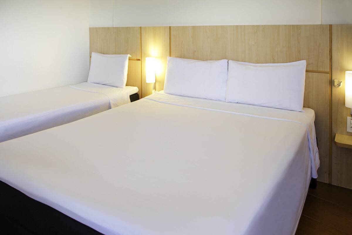 Quarto standard, várias camas | Cofres nos quartos, escrivaninha, Wi-Fi de cortesia, roupa de cama