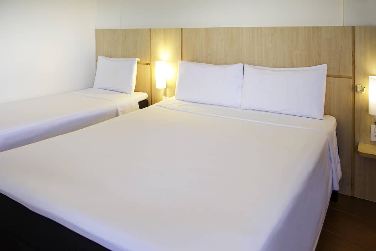 Quarto standard, várias camas | Cofres nos quartos, escrivaninha, Wi-Fi de cortesia, roupa de cama
