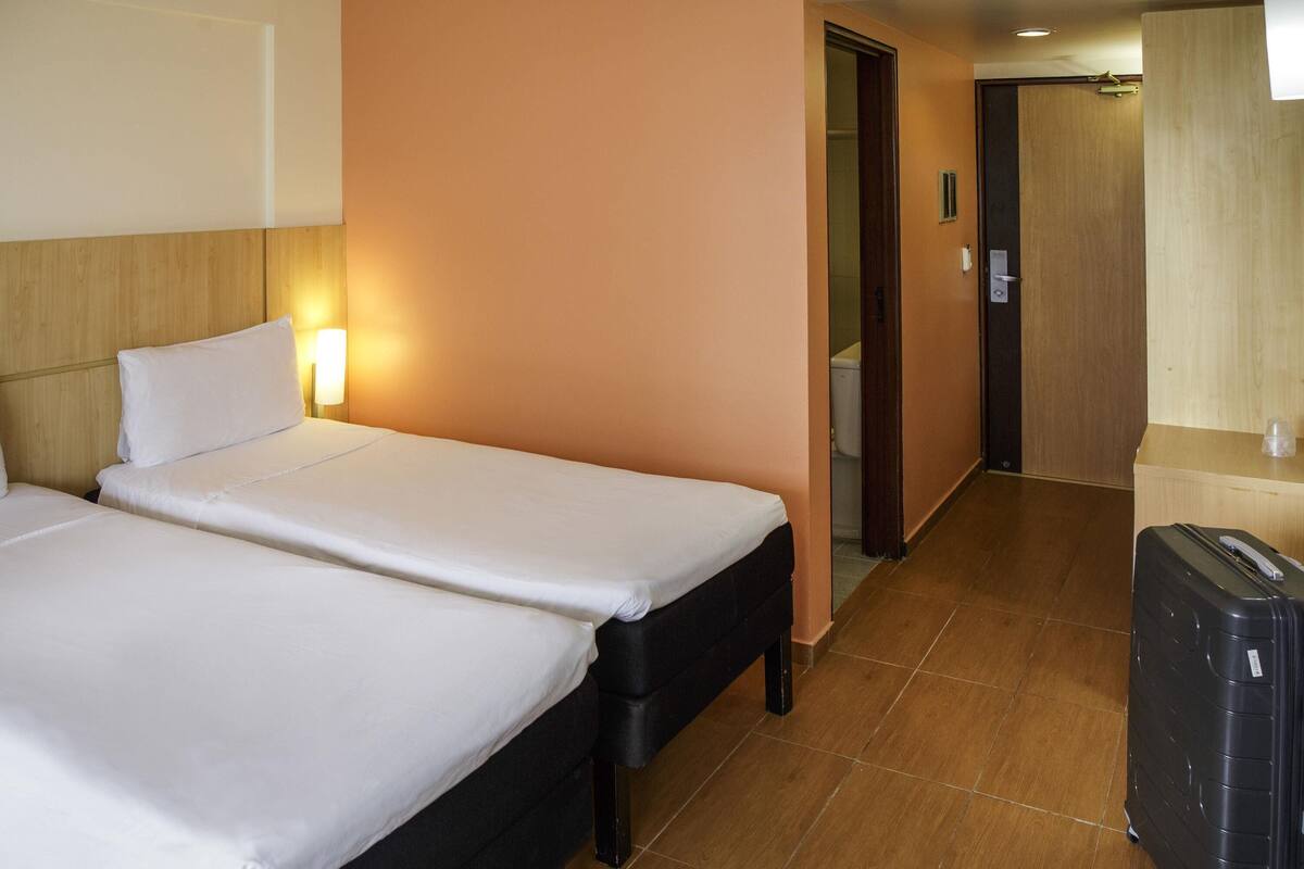 Standard Twin Room, 2 Twin Beds | Desk, WiFi (free), bed sheets