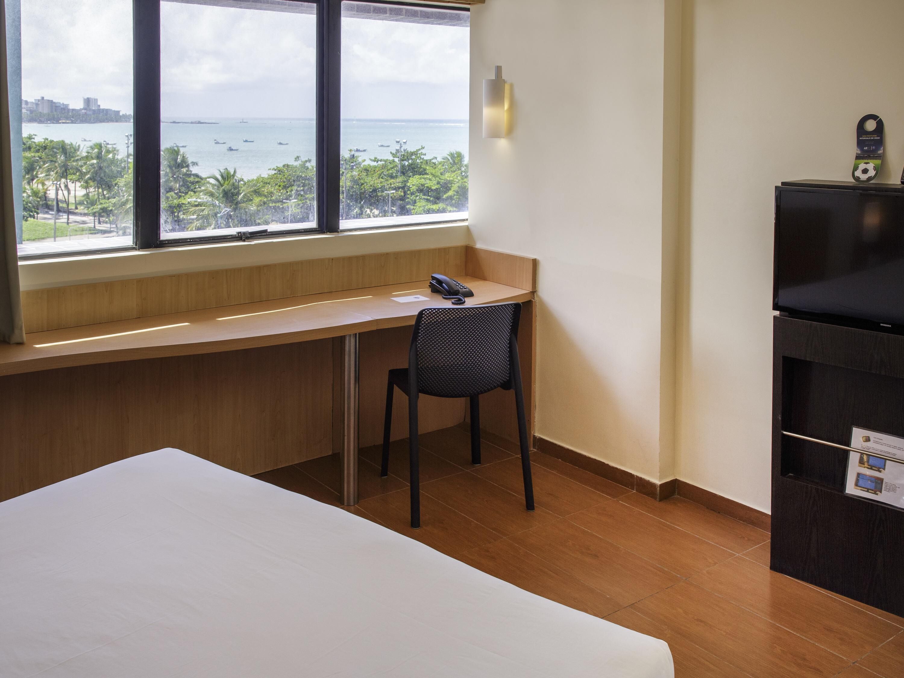 Habitación estándar, 1 cama doble | Caja fuerte, escritorio, wifi gratis y ropa de cama