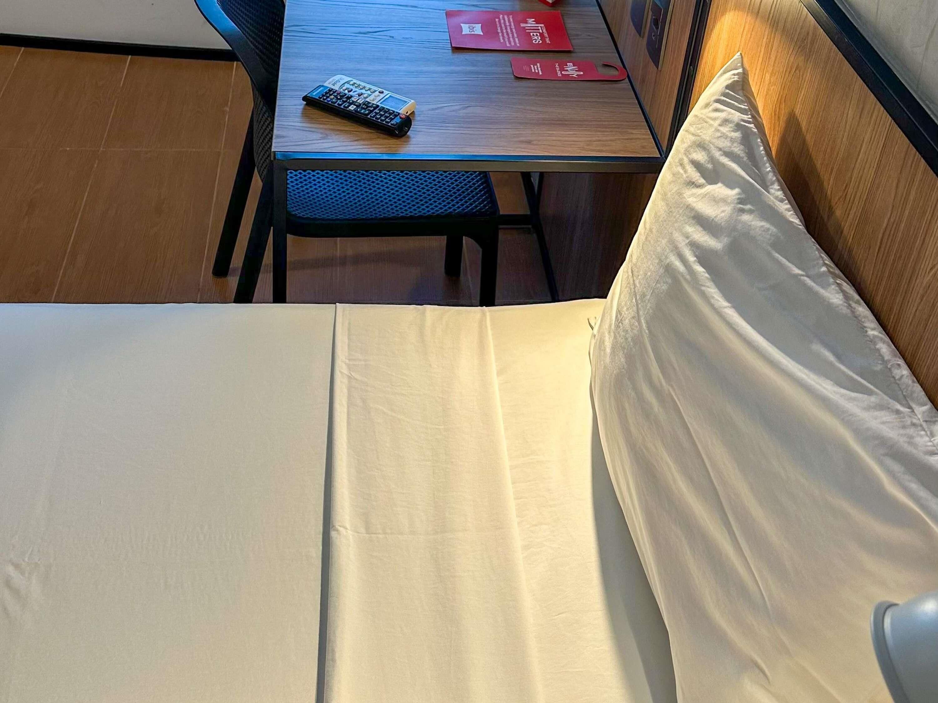 Comfort-huone, 1 parisänky | Tallelokero huoneessa, työpöytä, ilmainen Wi-Fi, vuodevaatteet