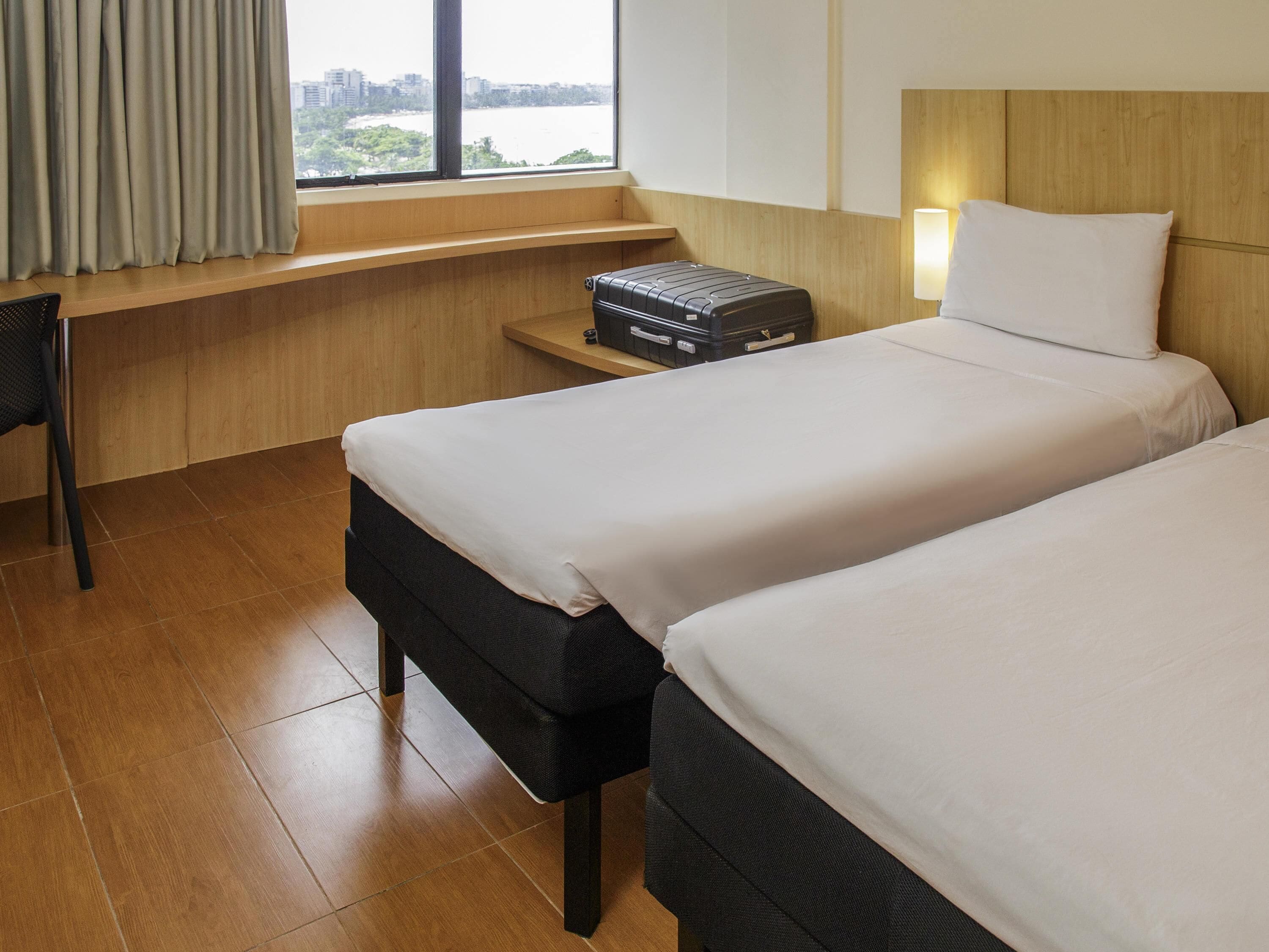 Standard-huone, useita sänkyjä | Tallelokero huoneessa, työpöytä, ilmainen Wi-Fi, vuodevaatteet