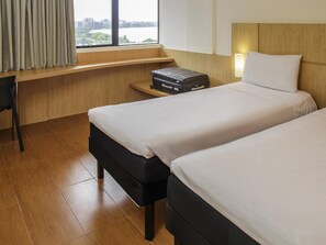 Habitación estándar, varias camas | Caja de seguridad en la habitación, escritorio y wifi gratis 